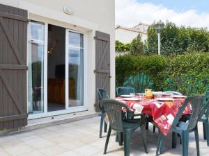 una mesa y sillas en el patio de una casa en Maison Narbonne, 4 pièces, 7 personnes - FR-1-229B-127, en Narbona