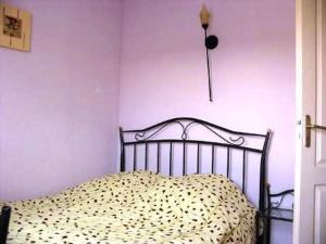 1 dormitorio con 1 cama con edredón blanco y negro en Maison Narbonne, 4 pièces, 6 personnes - FR-1-229B-131, en Narbona