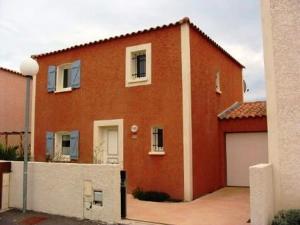 una gran casa de ladrillo rojo con garaje en Maison Narbonne, 4 pièces, 6 personnes - FR-1-229B-131, en Narbona