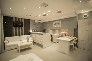 salon z białymi meblami i kuchnią w obiekcie Apollonio Upper View Suites w mieście Korynt