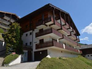 ル・グラン・ボルナンにあるAppartement Le Grand-Bornand, 2 pièces, 5 personnes - FR-1-241-54のバルコニー付きの建物