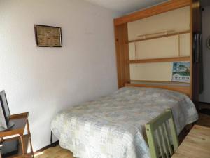 Cama o camas de una habitación en Appartement Gruissan, 2 pièces, 4 personnes - FR-1-229-292
