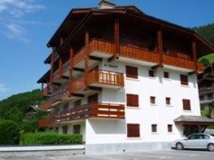 ル・グラン・ボルナンにあるAppartement Le Grand-Bornand, 3 pièces, 6 personnes - FR-1-241-55の大きなアパートメントで、車は正面に駐車しています。