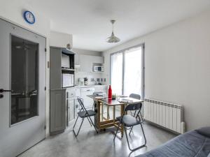 バレージュにあるAppartement Barèges, 2 pièces, 6 personnes - FR-1-403-20のキッチン(テーブル、椅子付)