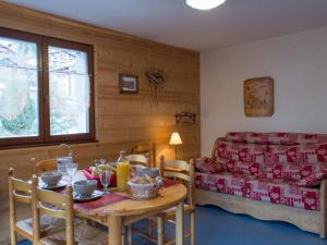 uma sala de estar com uma mesa e um sofá em Appartement Le Grand-Bornand, 3 pièces, 6 personnes - FR-1-241-35 em Le Grand-Bornand