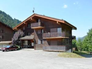 a building with a car parked in front of it at Appartement Le Grand-Bornand, 1 pièce, 5 personnes - FR-1-241-45 in Le Grand-Bornand