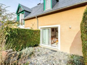 una casa con una gran ventana en el lateral. en Appartement T3 6 pers avec jardinet, BBQ, proche thermes, parking privé, 3 stations de ski à proximité - FR-1-402-9, en Esquièze - Sère