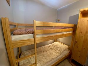 a couple of bunk beds in a room at Appartement Le Grand-Bornand, 2 pièces, 6 personnes - FR-1-241-131 in Le Grand-Bornand