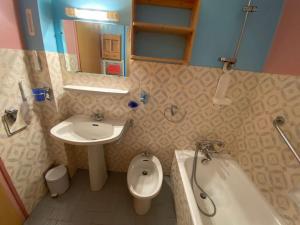 La salle de bains est pourvue d'un lavabo, de toilettes et d'une baignoire. dans l'établissement Appartement Le Grand-Bornand, 1 pièce, 4 personnes - FR-1-241-65, au Grand-Bornand