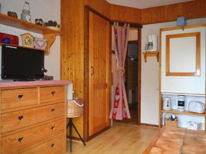 ein Wohnzimmer mit einer Kommode und einem TV in der Unterkunft Appartement Le Grand-Bornand, 1 pièce, 4 personnes - FR-1-241-66 in Le Grand-Bornand