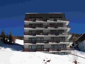 um grande edifício na neve na neve em Appartement Peisey-Nancroix-Plan Peisey, 2 pièces, 6 personnes - FR-1-411-79 em Peisey-Nancroix