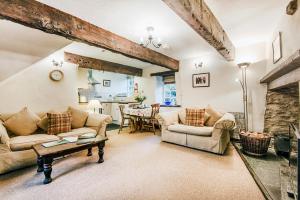 ein Wohnzimmer mit 2 Sofas und einem Tisch in der Unterkunft Clydey Cottages Pembrokeshire in Pembrokeshire