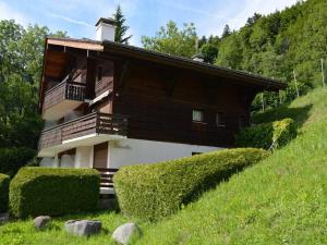 ル・グラン・ボルナンにあるAppartement Le Grand-Bornand, 1 pièce, 4 personnes - FR-1-241-80の丘の脇の家