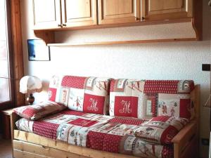 a couch covered in christmas presents in a living room at Appartement Le Grand-Bornand, 2 pièces, 5 personnes - FR-1-241-85 in Le Grand-Bornand