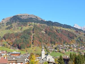 uma cidade em frente a uma montanha com uma cidade em Appartement Le Grand-Bornand, 2 pièces, 5 personnes - FR-1-241-85 em Le Grand-Bornand