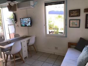 ル・バルカレスにあるVilla Port Barcarès, 2 pièces, 4 personnes - FR-1-81-260のデスクと窓が備わる客室です。