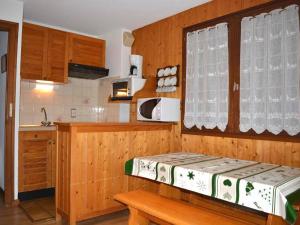- une cuisine avec des placards en bois et un comptoir dans l'établissement Appartement Le Grand-Bornand, 1 pièce, 4 personnes - FR-1-241-95, au Grand-Bornand