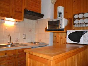 La cuisine est équipée d'un évier et d'un four micro-ondes. dans l'établissement Appartement Le Grand-Bornand, 1 pièce, 4 personnes - FR-1-241-95, au Grand-Bornand