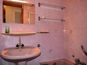 ル・グラン・ボルナンにあるAppartement Le Grand-Bornand, 2 pièces, 4 personnes - FR-1-241-105のピンクのバスルーム(シンク、バスタブ付)