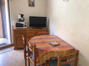 Villa Port Barcarès, 3 pièces, 6 personnes - FR-1-81-275にあるテレビまたはエンターテインメントセンター