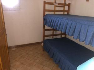 ル・バルカレスにあるVilla Port Barcarès, 3 pièces, 6 personnes - FR-1-81-275の二段ベッド2組が備わるタイルフロアの客室です。