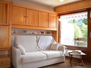 a living room with a couch and a window at Appartement Le Grand-Bornand, 1 pièce, 4 personnes - FR-1-241-112 in Le Grand-Bornand