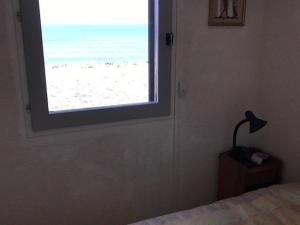 ポール・ルカートにあるAppartement Port Barcarès, 3 pièces, 5 personnes - FR-1-81-191のビーチの景色を望む窓付きのベッドルーム1室