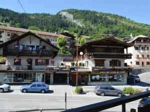 ル・グラン・ボルナンにあるAppartement Le Grand-Bornand, 3 pièces, 6 personnes - FR-1-241-138の駐車場車の町