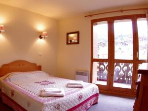 a bedroom with a bed with towels on it at Appartement Valmorel, 5 pièces, 11 personnes - FR-1-291-700 in Valmorel