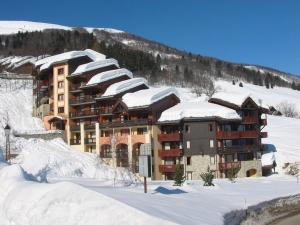a large building covered in snow on a mountain at Appartement Valmorel, 2 pièces, 5 personnes - FR-1-291-697 in Valmorel