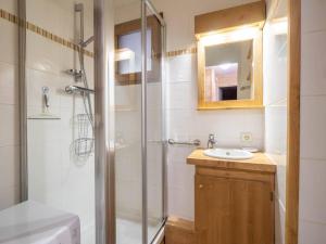 La salle de bains est pourvue d'une douche et d'un lavabo. dans l'établissement Appartement Valmorel, 2 pièces, 5 personnes - FR-1-291-697, à Valmorel