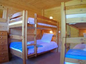 1 Schlafzimmer mit 2 Etagenbetten in einem Blockhaus in der Unterkunft Valmorel: Appartement 3 Pièces, 6 Pers., WiFi, Balcon, Casier à Skis - FR-1-291-705 in Valmorel