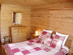 een slaapkamer met een bed in een blokhut bij Appartement Valmorel, 3 pièces, 6 personnes - FR-1-291-705 in Valmorel