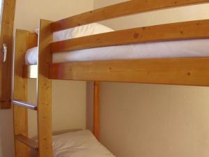 Tempat tidur susun dalam kamar di Appartement Valmorel, 3 pièces, 7 personnes - FR-1-291-708