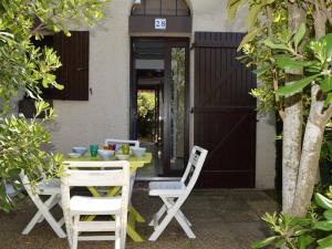 een tafel en stoelen voor een huis bij Maison Saint-Cyprien, 2 pièces, 6 personnes - FR-1-225D-323 in Saint Cyprien Plage