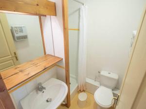 Baño pequeño con aseo y lavamanos en Appartement Valmorel, 3 pièces, 7 personnes - FR-1-291-708, en Valmorel