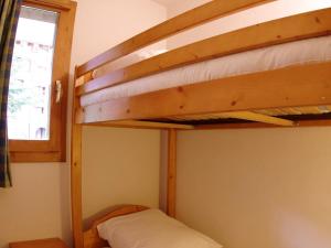 ヴァルモレルにあるAppartement Valmorel, 3 pièces, 7 personnes - FR-1-291-726の二段ベッドが備わるドミトリールームのベッド1台分です。