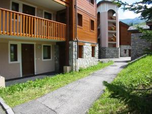 a walkway in front of a building with a balcony at Appartement Valmorel, 3 pièces, 7 personnes - FR-1-291-726 in Valmorel