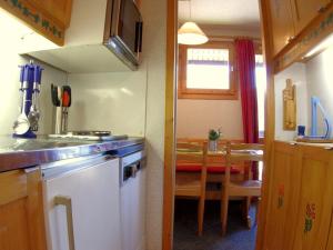 Appartement Valmorel, 2 pièces, 6 personnes - FR-1-291-721にあるキッチンまたは簡易キッチン