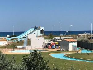 un parque acuático con un tobogán frente al océano en Appartement T2, 4 pers, bord de plage, Parking privé, Lave-linge - FR-1-81-274, en Le Barcarès 6 fotos más