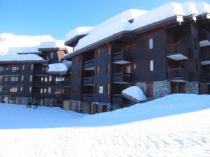 a large building with snow on the ground in front of it at Studio Valmorel, 1 pièce, 2 personnes - FR-1-291-737 in Valmorel