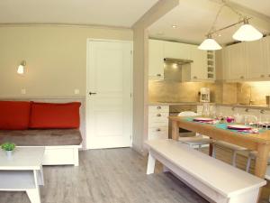 eine Küche mit einer Bank und einem Tisch darin in der Unterkunft Appartement cosy 3 pièces - 7 pers, skis aux pieds, 2 salles de bain, parking disponible - FR-1-291-747 in Valmorel + 3 Fotos
