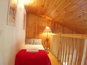 ヴァルモレルにあるAppartement Valmorel, 3 pièces, 8 personnes - FR-1-291-766のベッドルーム1室(赤い毛布付きのベッド1台付)
