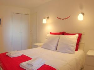 ヴァルモレルにあるAppartement Valmorel, 3 pièces, 7 personnes - FR-1-291-747のベッドルーム1室(白と赤の枕が付いた白いベッド1台付)