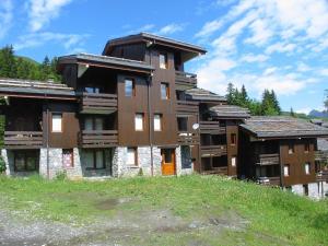 a large building on top of a hill at Appartement Valmorel, 1 pièce, 4 personnes - FR-1-291-738 in Valmorel