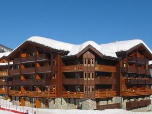 ein großes Gebäude mit Schnee darüber in der Unterkunft Appartement cosy 3 pièces - 7 pers, skis aux pieds, 2 salles de bain, parking disponible - FR-1-291-747 in Valmorel