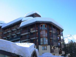 a large building with snow on the side of it at Studio Valmorel, 2 pièces, 4 personnes - FR-1-291-772 in Valmorel