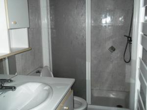 Koupelna v ubytování Maxi-studio 6 pers, lumineux, au pied des pistes à Orcières Merlette, Alpes du Sud - FR-1-262-97