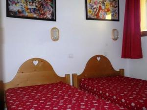 Ένα ή περισσότερα κρεβάτια σε δωμάτιο στο T3 lumineux 7 pers, 100m des pistes, parking couvert, casier à skis, proche commerces et loisirs. - FR-1-262-115 +2 φωτογραφίες