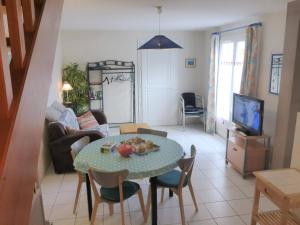 - un salon avec une table et un canapé dans l'établissement Maison Bretignolles-sur-Mer, 4 pièces, 6 personnes - FR-1-224A-26, à Bretignolles-sur-Mer